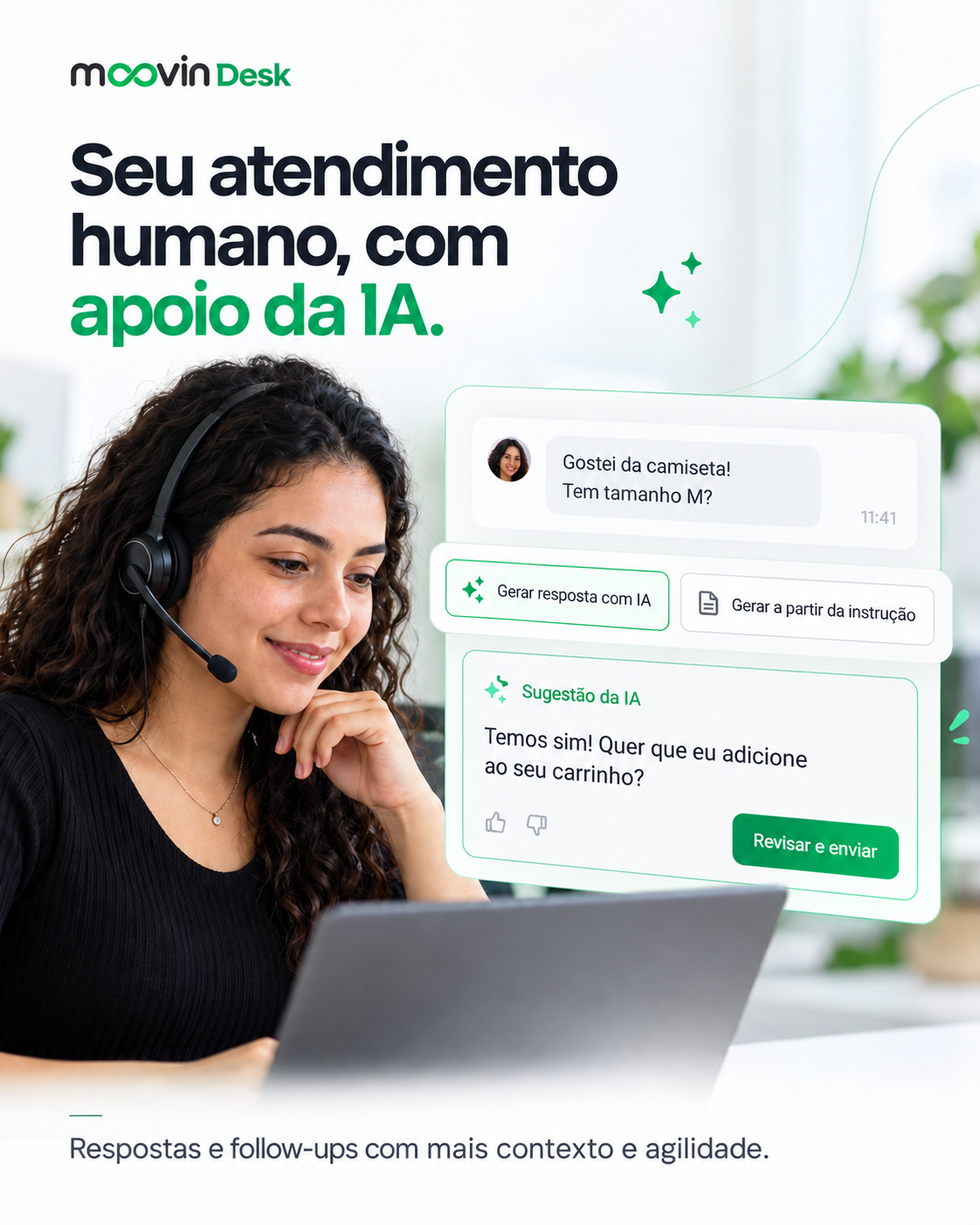 Atendente com headset sorrindo em frente ao notebook; ao lado, a tela do Moovin Desk mostra a pergunta do cliente “Gostei da camiseta! Tem tamanho M?”, os botões “Gerar resposta com IA” e “Gerar a partir da instrução” e a sugestão da IA “Temos sim! Quer que eu adicione ao seu carrinho?”